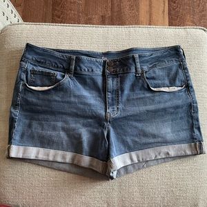 SO Favorite Midi Stretch Jean Shorts